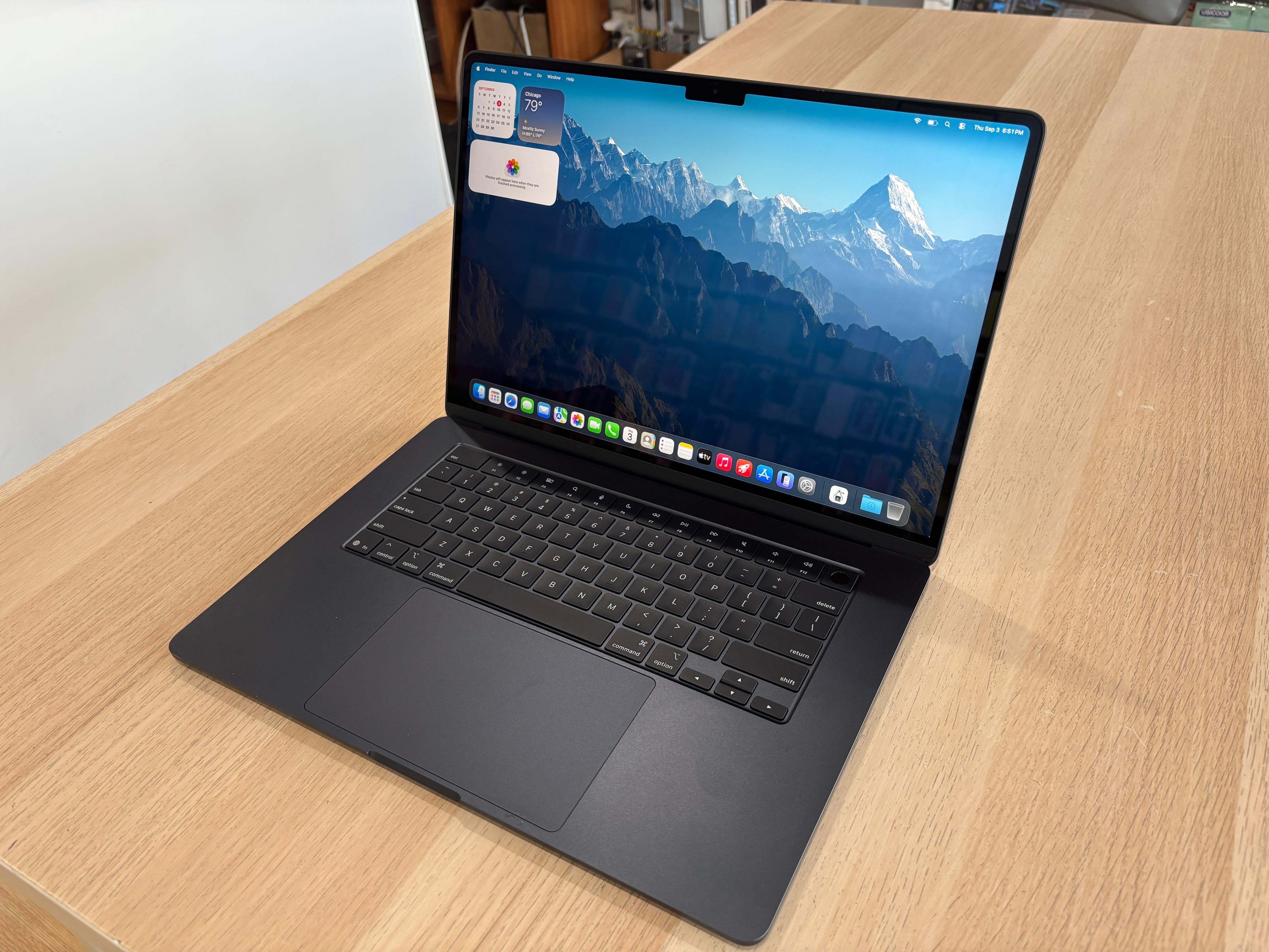 Apple MacBook Air 15” M4 2025 16GB 256GB -Like New Fully
